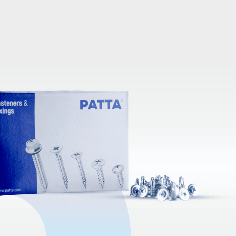 علبة بيضاء وزرقاء من ماركة PATTA تحتوي على مجموعة متنوعة من المسامير المعدنية اللامعة بجانبها